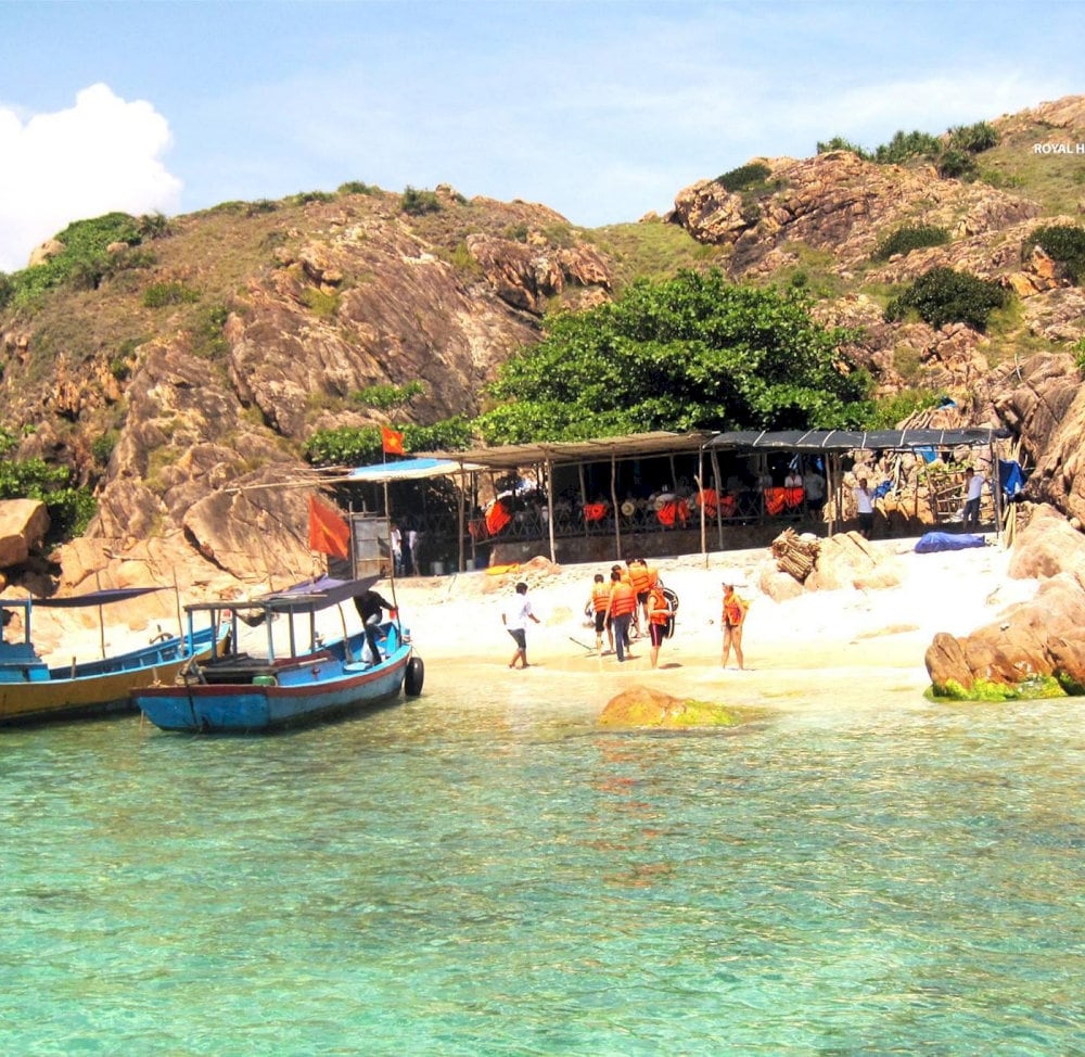 Boat trips to Hon Kho usually operate throughout the day